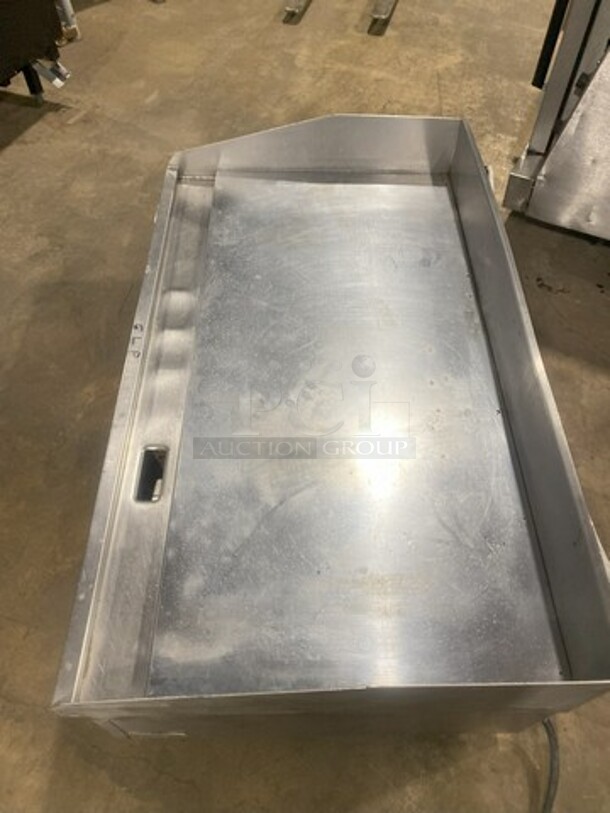 Awesome! Lang Commercial Countertop Natural Gas Powered Mirror Shine Polish Top Flat Top Griddle! With Back And Side Splashes! All Stainless Steel! On Small Legs! MODEL 2448SCNATSH - Image 5 of 10
