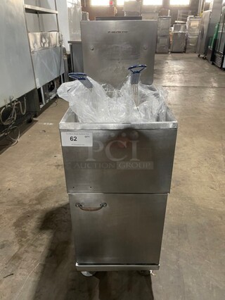 Pitco Commercial Natural Gas Powered Deep Fat Fryer! With Backsplash! All Stainless Steel! With 2 NEW Frying Baskets! On Legs! SN:G10CD009838!