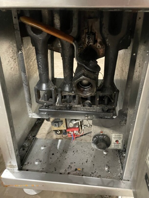 Pitco Commercial Natural Gas Powered Deep Fat Fryer! With Backsplash! All Stainless Steel! With 2 NEW Frying Baskets! On Legs! SN:G10CD009838! - Image 5 of 7