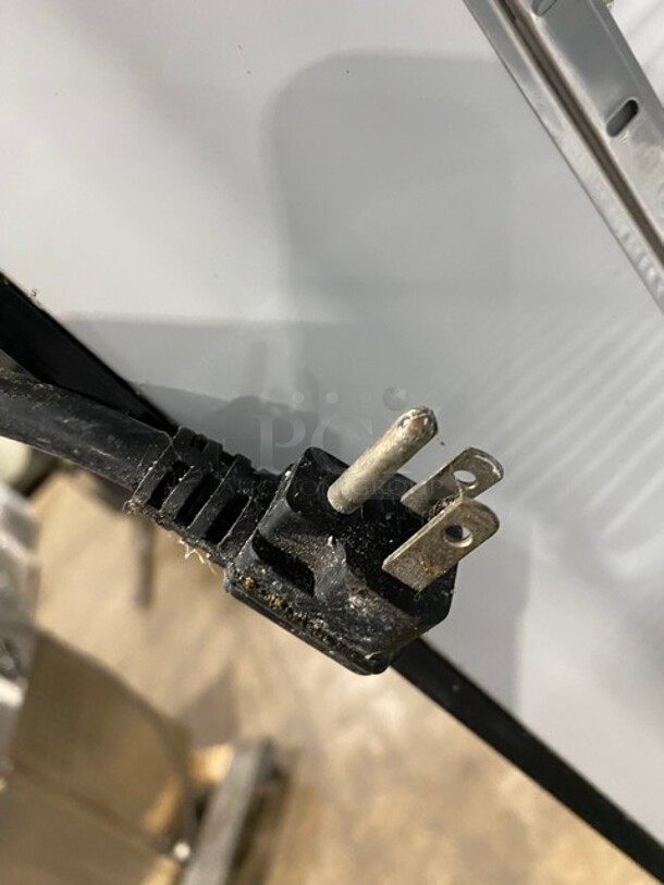 Migali Commercial Single Door Reach In Cooler Merchandiser w/ Poly Coated Racks on Commercial Casters! MODEL C-23RM SN: C-23RM16012292014 115V 1PH - Image 8 of 8