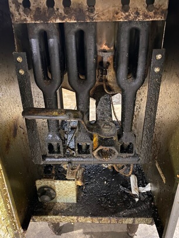 Imperial Commercial Natural Gas Powered Deep Fat Fryer! With 2 Metal Frying Baskets! All Stainless Steel! On Legs! Working When Removed! - Image 7 of 9