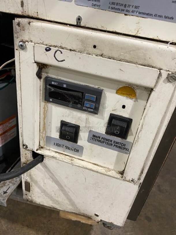 Structural Concepts Commercial Refrigerated Display Case Merchandiser! With Curved Front Glass! With Rear Access Doors! Model: HV74R SN: 258092IM212285 115/230V 60HZ 1 Phase - Image 7 of 9