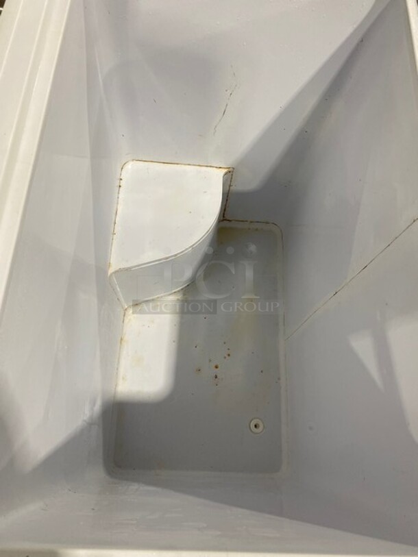 W.C Woods Chest Freezer! MODEL C07BBA SN: 092510601 115V  - Image 5 of 7