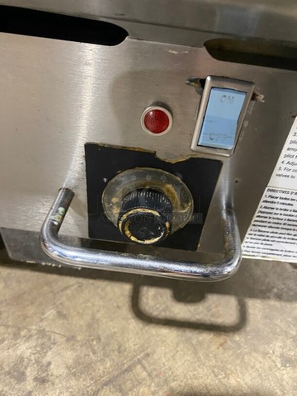 Vulcan Commercial Countertop Natural Gas Powered Flat Top Griddle! With Thermostat Controls! With Back And Side Splashes! All Stainless Steel! On Legs! Model: 24RFG SN: 650124046 - Image 7 of 10