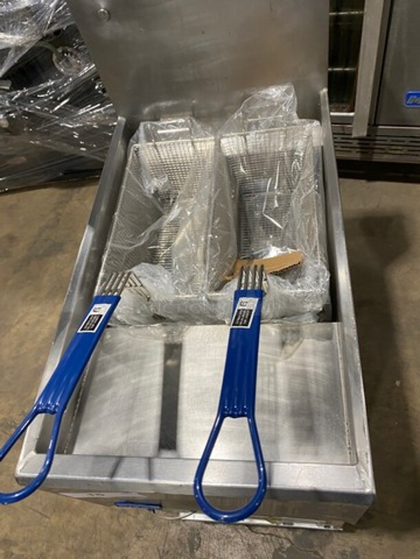 Pitco Commercial Natural Gas Powered Deep Fat Fryer! With 2 Metal Frying Baskets! All Stainless Steel! On Legs! Model: 35C SN: G11JC041453 - Image 5 of 9