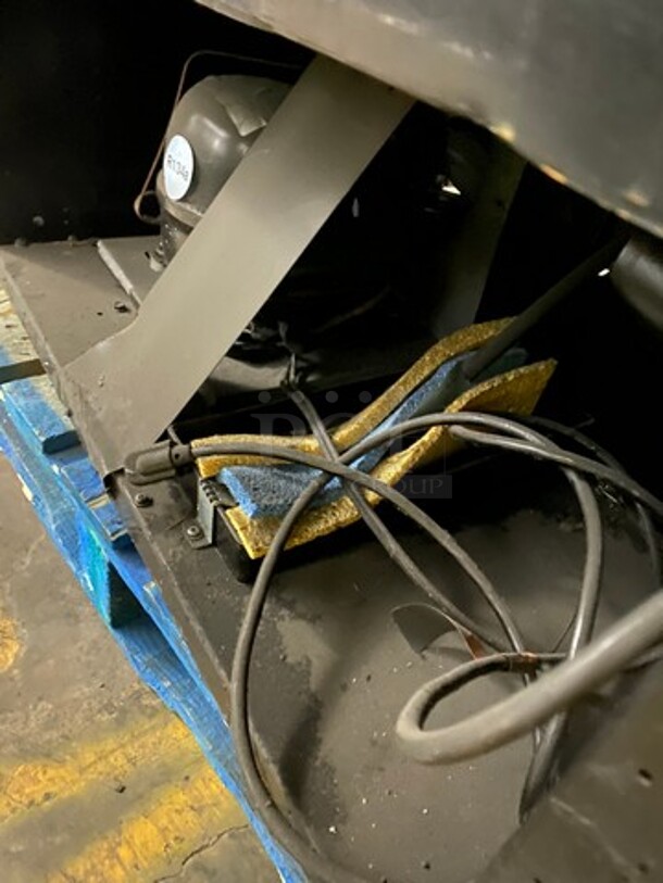 Royal Vendors Commercial Drink Vending Machine! 10 Drink Selections! With Bill And Coin Acceptor! Suitable For Indoor And Outdoor Use! Model: RVCDE65010 SN: 200329FA00057 115V 60HZ 1 Phase - Image 9 of 9