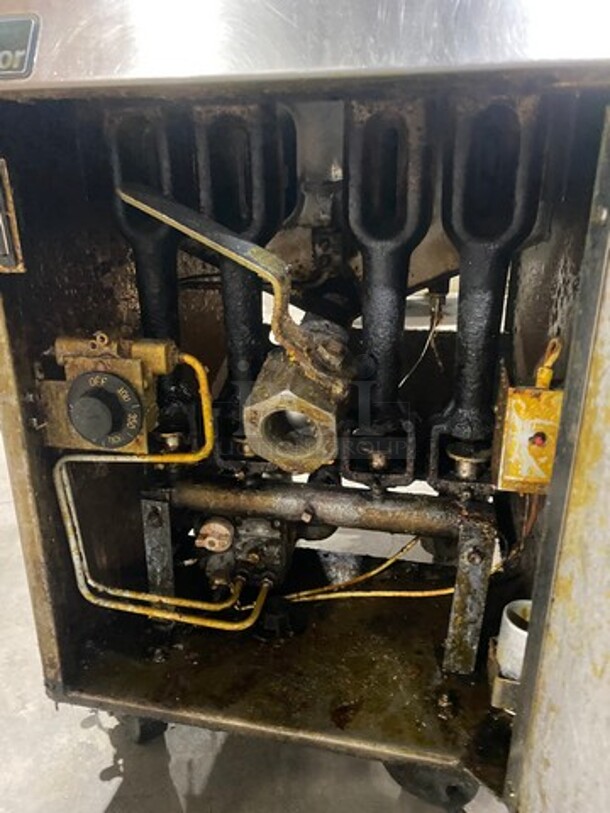 Pitco Frialator Commercial Natural Gas Powered Deep Fat Fryer! With 2 Frying Baskets! With Single Side Splash Guard! All Stainless Steel! On Casters! - Image 7 of 9