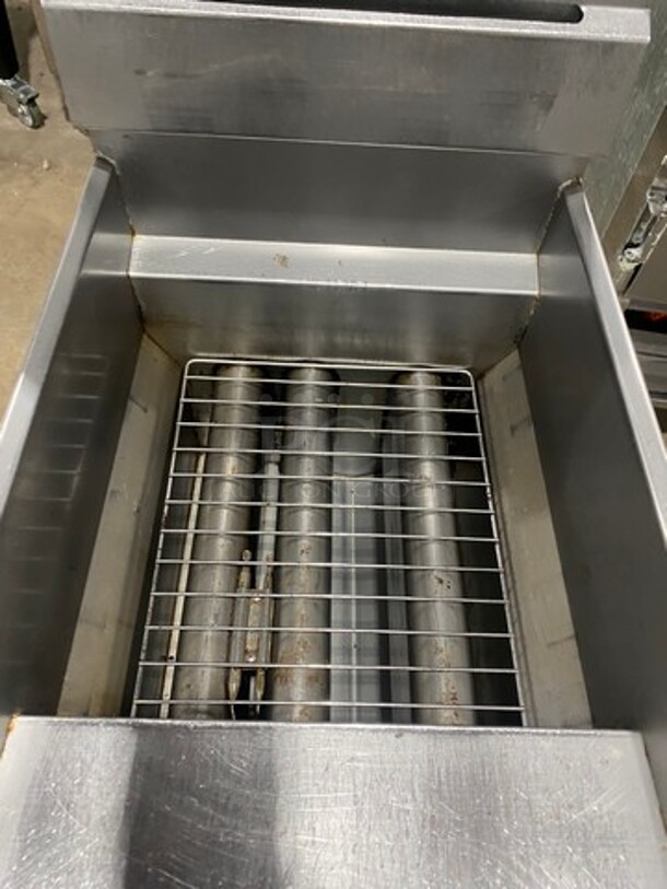 Pitco Commercial Natural Gas Powered Deep Fat Fryer! With Backsplash! All Stainless Steel! On Legs! Model: 40C SN: G16CE025898 - Image 5 of 8