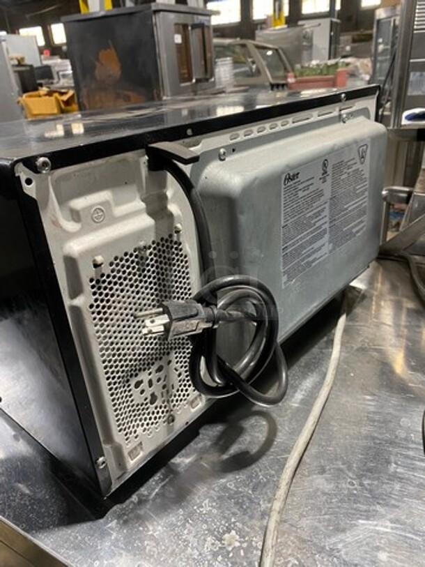Oaster Couter Top Microwave Oven! Model OGB61303G! 120V 1Phase! - Image 4 of 8