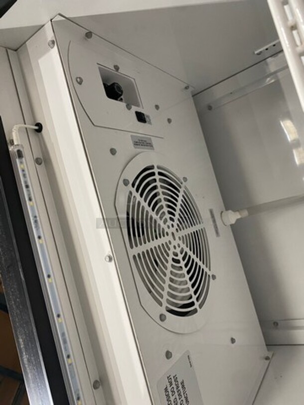 True Commercial Single Door Reach In Cooler Merchandiser! With View Through Door! Poly Coated Racks! Model: GDM12HCTSL01 SN: 9691167 115V 60HZ 1 Phase - Image 6 of 8