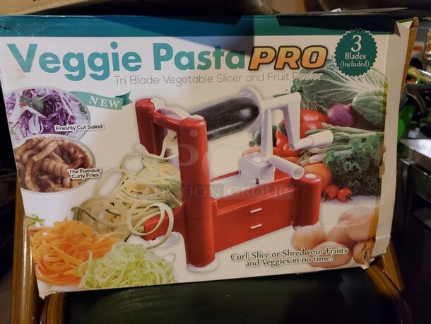 Veggie Pasta PRO Vegetable Slicer and Fruit Peeler Brand new Open Box! - Image 1 of 3