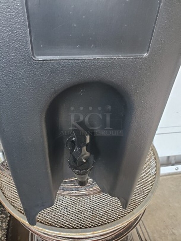 CAMBRO 4.75 Gal. Insulated Beverage Server  - Image 5 of 5