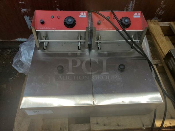 ALD Electric Countertop fryer, Like new! 110V - Image 1 of 4