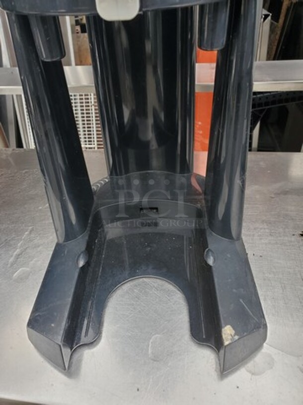 Fetco L3D-10 Luxus Thermal Dispenser
Missing faucet and drip tray
 - Image 3 of 4