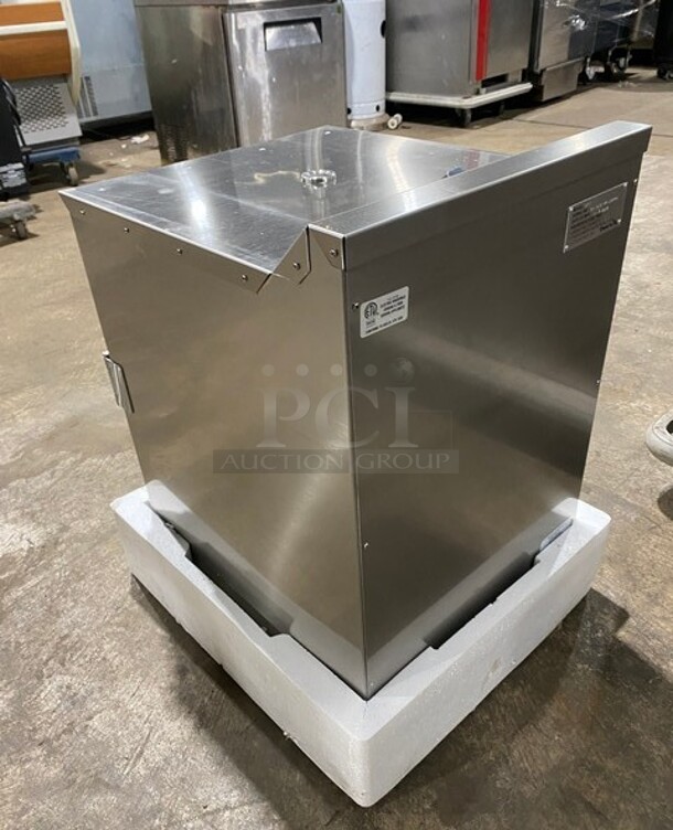 BRAND NEW IN THE BOX! Smokin Tex Electric Powered Insulated Pro Series Smoker/Slow Cooking Oven! Model 1400! SN: 140014908064 Real Wood Flavor! 110V 1 Phase! On Casters! - Image 4 of 9