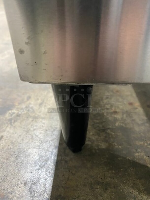 NEW! Globe Countertop Electric Powered Deep Fat Fryer! With Frying Basket! With Backsplash! All Stainless Steel! On Legs! Model: PF16E 208/240V - Image 10 of 11