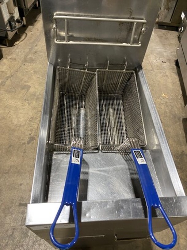 Dean Commercial Natural Gas Powered Deep Fat Fryer! With 2 Metal Frying Baskets! All Stainless Steel! On Legs! Model: SR42GN SN: 1405MA1194 - Image 5 of 8