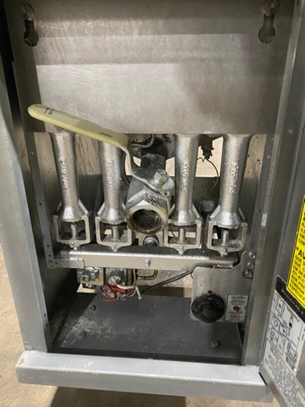 NICE! Pitco Commercial Natural Gas Powered Deep Fat Fryer! With Backsplash! With 2 Metal Frying Baskets! All Stainless Steel! On Legs! Model: 40D SN: G18DC020535 - Image 7 of 9