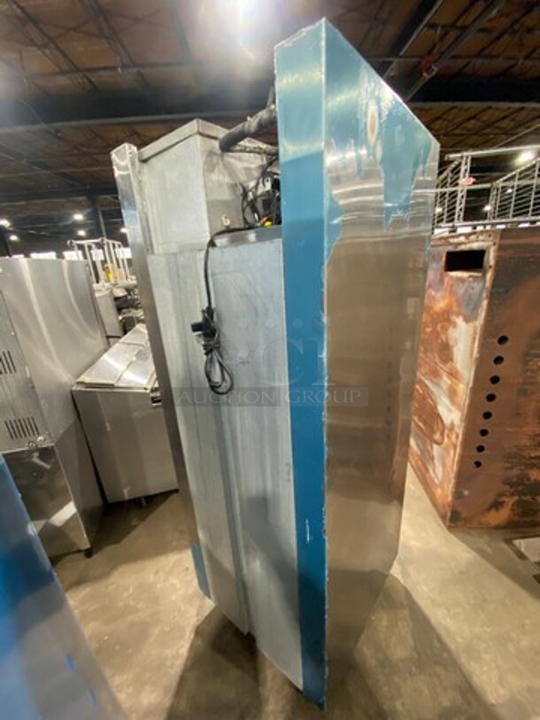 Traulsen Commercial Single Door Reach In Cooler! All Stainless Steel! On Legs! Model: RHT132WUT033 SN: T447620C99! 115V 60HZ 1 Phase! Working When Removed! 
 - Image 4 of 9