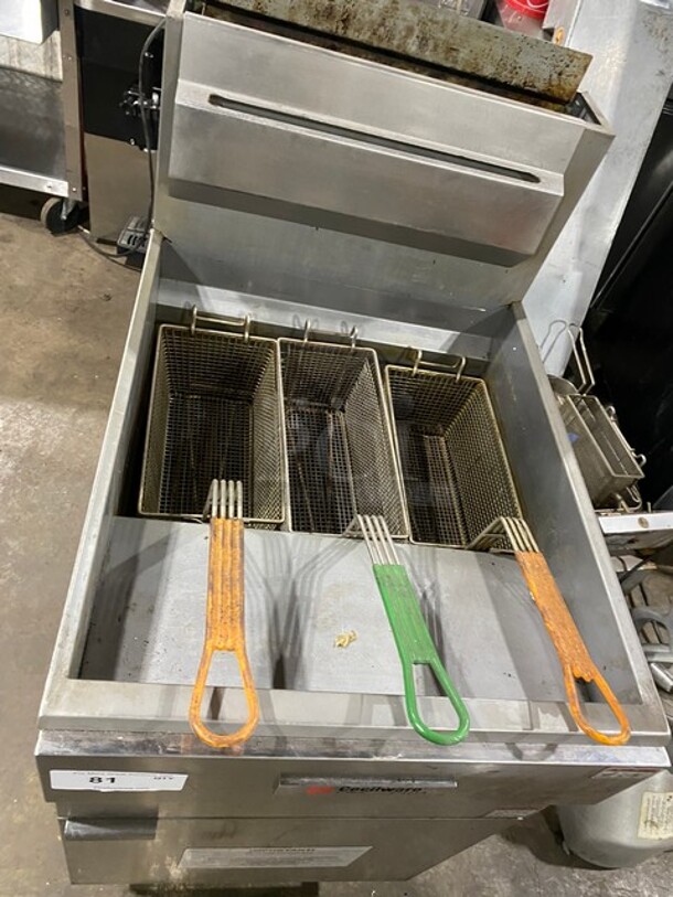 Cecilware Commercial Natural Gas Powered! Deep Fat Fryer! With 3 Metal Frying Baskets! All Stainless Steel! On Legs! MODEL FMS705NAT - Image 5 of 8