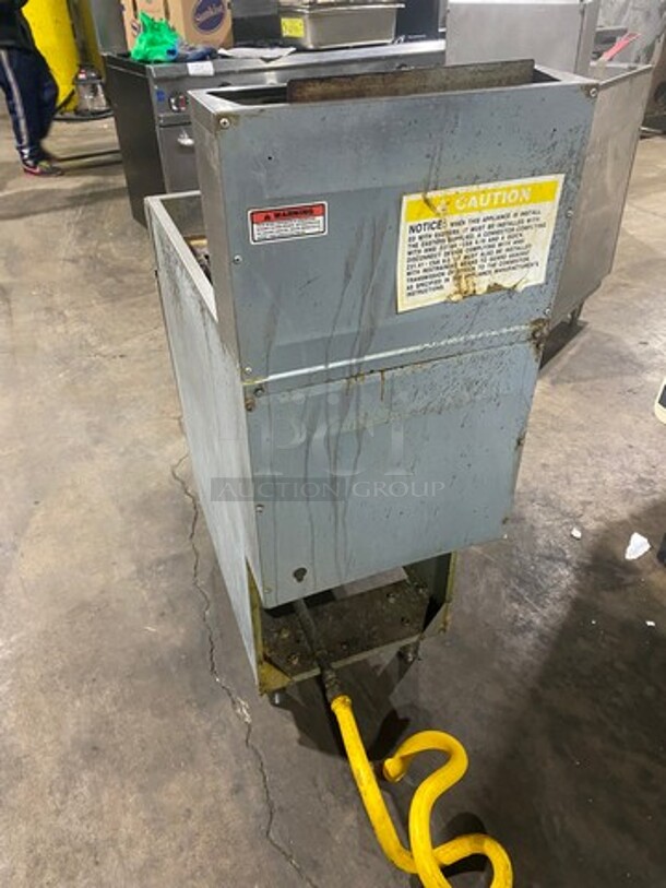 Qualite Commercial Natural Gas Powered Deep Fat Fryer! With Backsplash! With 2 Metal Frying Baskets! All Stainless Steel! Model: QL9NG - Image 3 of 9