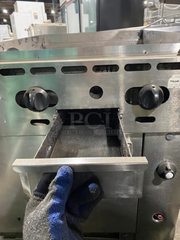 Vulcan Commercial Natural Gas Powered 2 Burner Stove With Flat Top Griddle! Griddle Has Back And Side Splashes! With Oven Underneath! All Stainless Steel! On Casters! Model: 36S2B24GN SN: 481883161 - Image 6 of 12