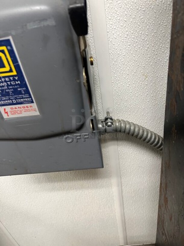 Blodgett Mark V Commercial Convection Oven! With View Through Doors! Metal Oven Racks! On Equipment Stand! With Storage Space Underneath! All Stainless Steel! On Legs! WORKING WHEN REMOVED! - Image 6 of 10