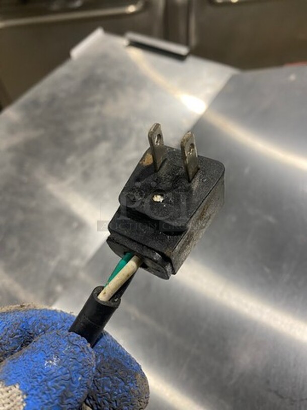 Everest EPBNR1 Stainless Steel Commercial Sandwich Salad Prep Table Bain Marie! On Commercial Casters! MODEL EPBNR1 SN: BPBNR115090032 115 Volts, 1 Phase. - Image 9 of 10