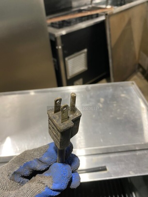 Commercial Under The Counter Beer Bottle Cooler! With Single Sliding Stainless Steel Top Door! Model: GF24L 115V 60HZ 1 Phase - Image 7 of 8