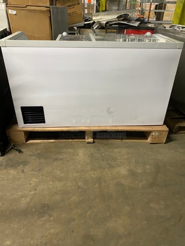 SCRATCH-N-DENT! Dukers Commercial Chest Freezer Showcase Merchandiser! With 2 View Through Sliding Top Doors! With Poly Coated Baskets! Powers On, Doesn't Go Down To Temp! Model: WD500Y SN: 0151000DUK200911201000936 115V 60HZ 1 Phase - Image 3 of 12
