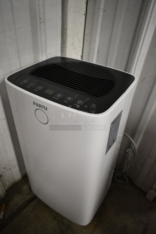 BRAND NEW SCRATCH AND DENT! Partu OL12-D023B 12 Liter Dehumidifier. 115 Votls, 1 Phase. Tested and Working! - Image 3 of 4
