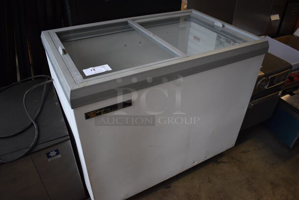 2016 True TFM-41FL Metal Commercial Chest Freezer Merchandiser on Commercial Casters. 115 Volts, 1 Phase. 41.5x26x35. Tested and Powers On But Does Not Get Cold - Image 2 of 7