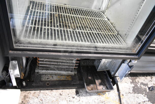 True GDM-12 Metal Commercial Single Door Reach In Cooler Merchandiser w/ Poly Coated Racks. 115 Volts, 1 Phase. Tested and Powers On But Does Not Get Cold - Image 2 of 3
