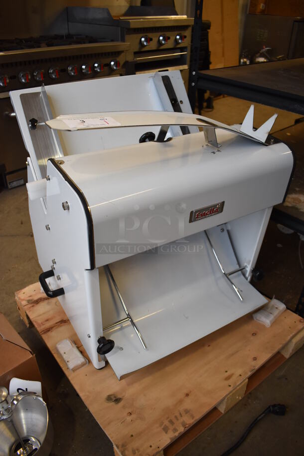 BRAND NEW SCRATCH AND DENT! Estella 348BSLICE58 Metal Commercial Countertop 5/8" Thickness Bread Slicer. 110 Volts, 1 Phase. 25x25x28. Tested and Working! - Image 2 of 10