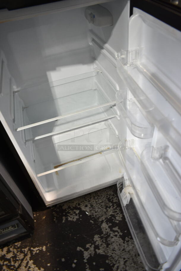BRAND NEW SCRATCH AND DENT! Thomson TFR725 7.5 CF Refrigerator with Top Freezer Platinum. 115 Volts, 1 Phase. Tested and Working! - Image 4 of 5