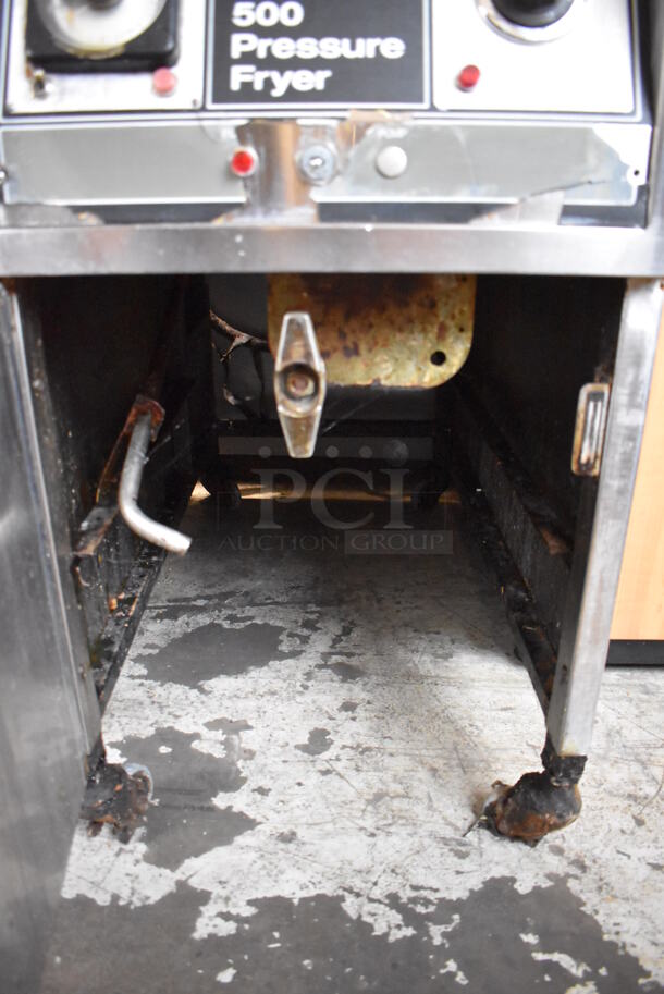 Henny Penny 500 Stainless Steel Commercial Electric Powered Floor Style Pressure Fryer on Commercial Casters. 208 Volts, 3 Phase. 18x38x46 - Image 6 of 9