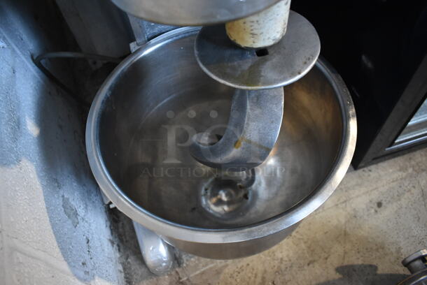 Hobart A200 Metal Commercial Countertop 20 Quart Planetary Dough Mixer w/ Stainless Steel Mixing Bowl, Dough Hook and Whisk Attachments. 115 Volts, 1 Phase. Tested and Working! - Image 5 of 10