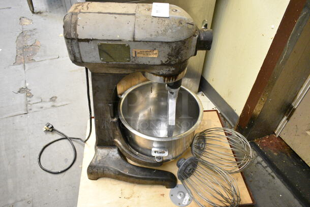 Hobart A20 Metal Commercial Countertop 20 Quart Planetary Dough Mixer w/ Mixing Bowl, Paddle and 2 Whisk Attachments. 115 Volts, 1 Phase. This Unit Was In Working Condition When the Restaurant Closed. (kitchen) - Image 4 of 6