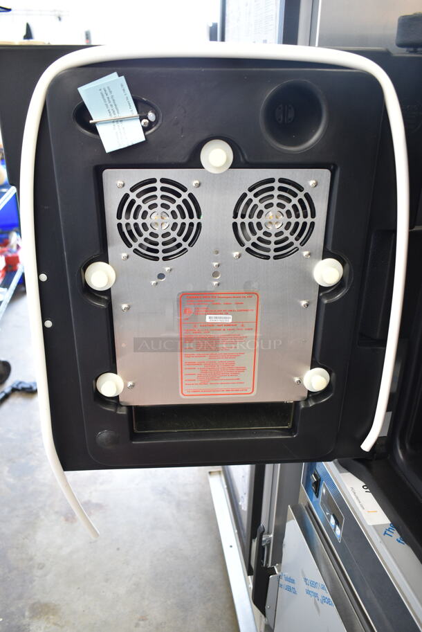 BRAND NEW! Cambro CAM6000 47620 Ultra Pan Carrier® Black Front Loading Insulated Electric (110V, degrees F) Food Pan Carrier - 6 Full-Size Pan Max Capacity. Tested and Working! - Image 6 of 7