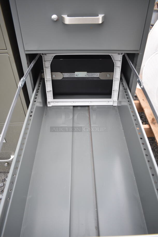 Metal 4 Drawer Filing Cabinet.  - Image 4 of 6