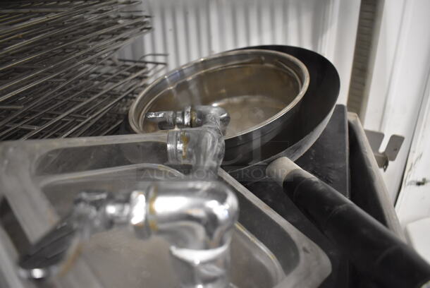 ALL ONE MONEY! Tier Lot of Various Metal Items Including Paper Towel Holder and Racks - Image 4 of 4