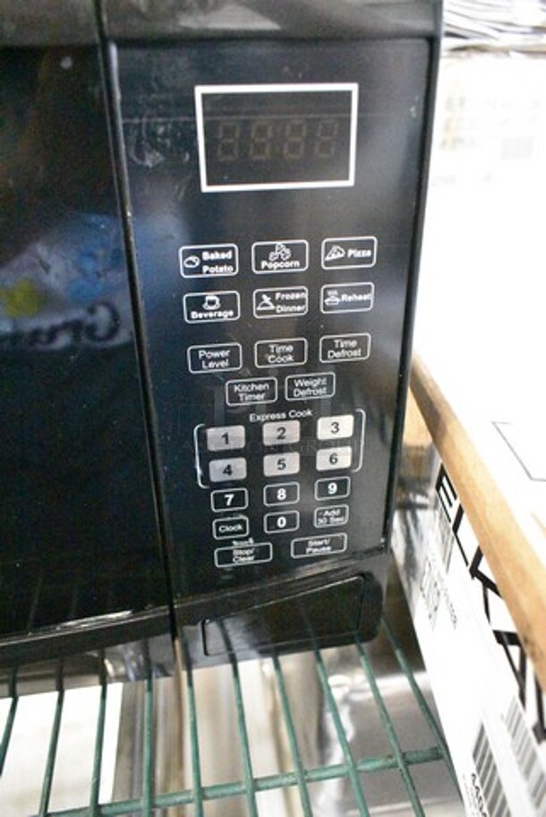 West Bend WBMW92B Countertop Microwave Oven w/ Plate. 120 Volts, 1 Phase.  - Image 3 of 8