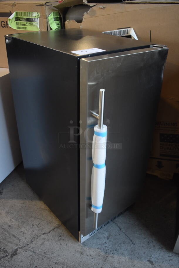BRAND NEW SCRATCH AND DENT! Danby Silhouette DIM32D1BSSPR Commercial Stainless Steel Electric Powered Undercounter Ice Maker. 115V Tested and Working! - Image 2 of 5
