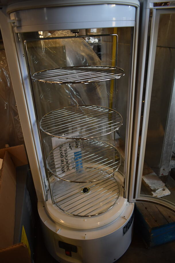 BRAND NEW SCRATCH AND DENT! Avantco 360CRR2HCW Metal Commercial Countertop White Countertop Rotating Refrigerated Cake Display. Door Will Not Stay Shut. 110-120 Volts, 1 Phase. Tested and Working! - Image 4 of 6