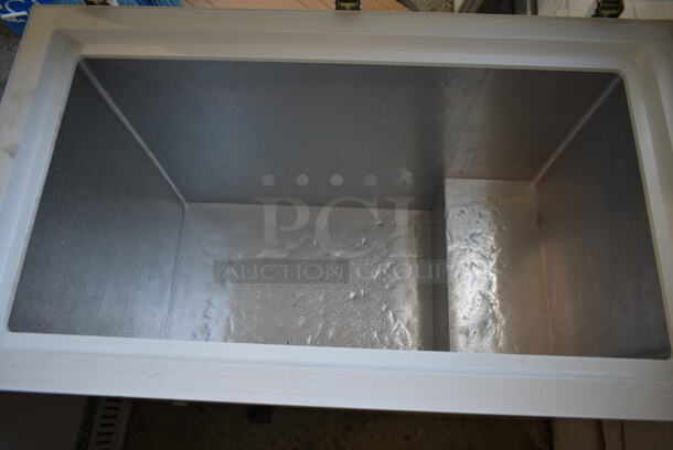 Insignia NS-CZ10WH6 Metal Chest Freezer. 115 Volts, 1 Phase. Tested and Working! - Image 4 of 6