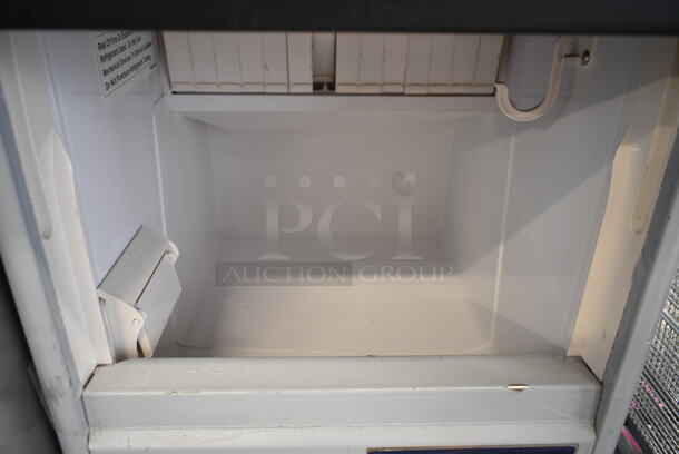 BRAND NEW SCRATCH AND DENT! Avantco 194UCB77A Stainless Steel Commercial Undercounter Self Contained Bullet Ice Machine - 96 lb. 115 Volts, 1 Phase.  - Image 3 of 7