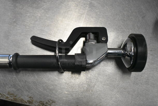 BRAND NEW SCRATCH AND DENT! Spray Nozzle w/ Handles - Image 4 of 6