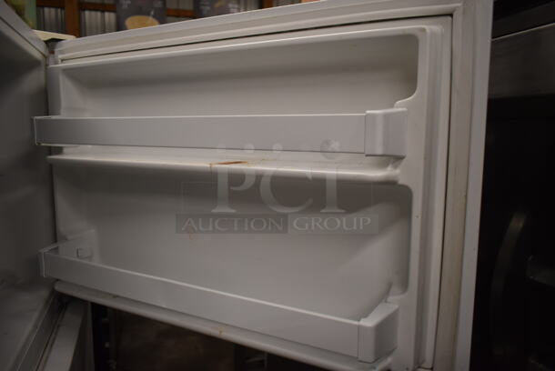 Whirlpool ET1MHKXMQ05 Metal Cooler Freezer Combo Unit. 115 Volts, 1 Phase. Tested and Powers On But Does Not Get Cold - Image 3 of 6