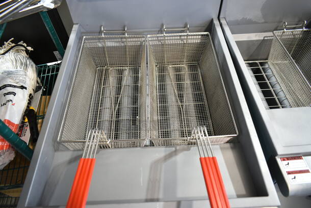 BRAND NEW SCRATCH AND DENT! 2024 Avantco 177FFES70N Stainless Stee Commercial 65-70 lb. Natural Gas Floor Fryer w/ 2 Metal Fry Baskets. 100,000 BTU - Image 4 of 7