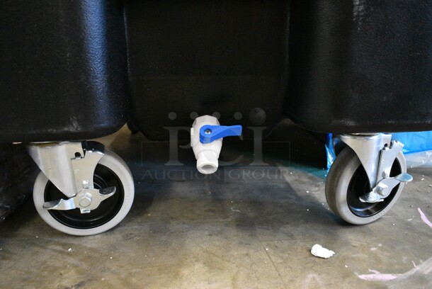 BRAND NEW SCRATCH AND DENT! Cambro ICS100L SlidingLid™ Black Mobile Ice Bin - 100 lb. Capacity - Image 4 of 7